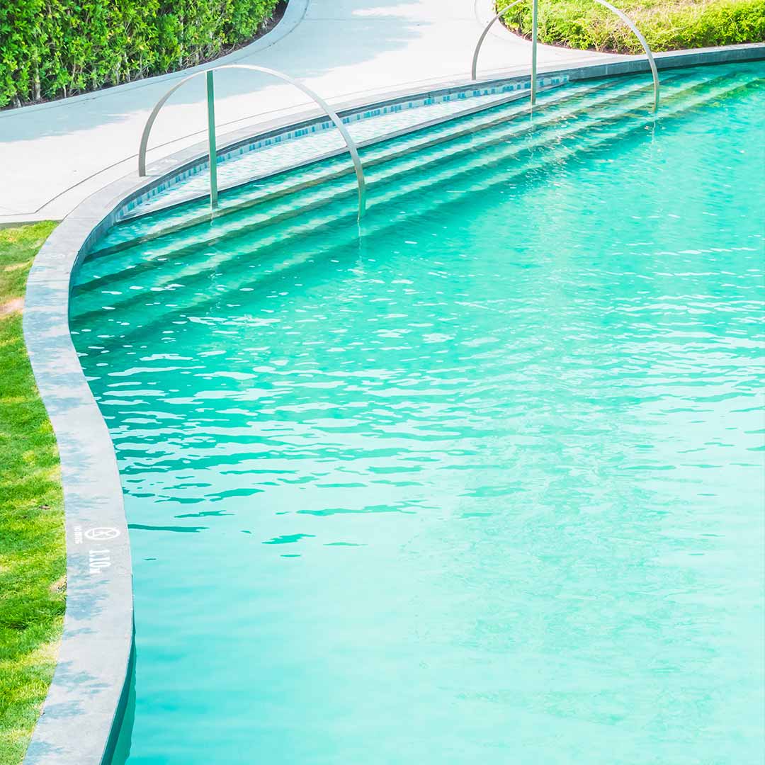Agua blanquecina en piscina